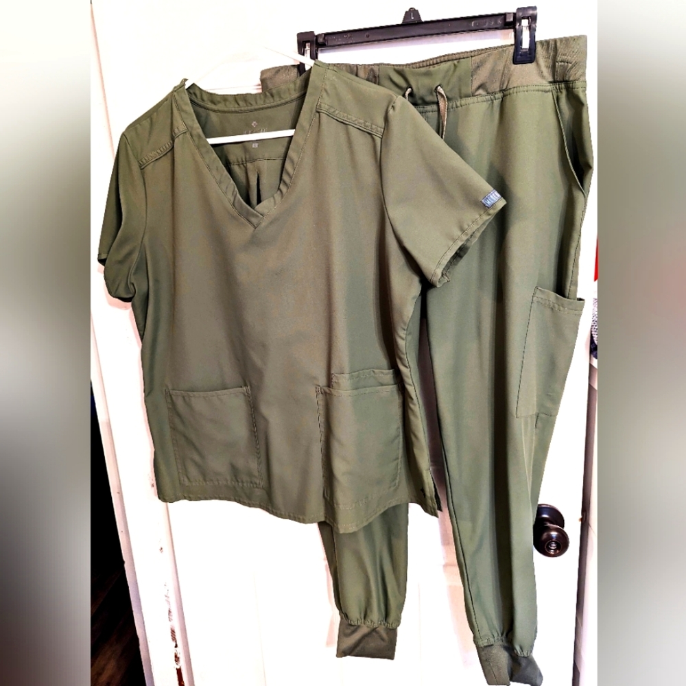 Med Couture Scrubs large
